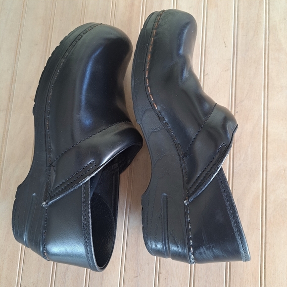Dansko Professional Slip Resistant Comfort Waterproof Black Leather Clogs - Picture 7 of 9